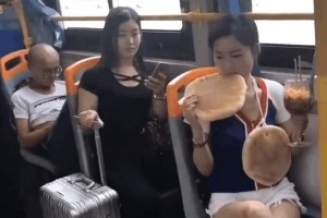 公交車上驚現(xiàn)女漢子，那一幕發(fā)生的事讓人大跌眼鏡！ ()